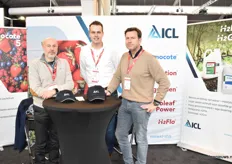 Eric Milants, Frank Duyzer and Sander Selten of ICL provide the growers at the strawberry day with information about Osmocote, which after 60 years is still a very important product for them, which is constantly being developed and improved